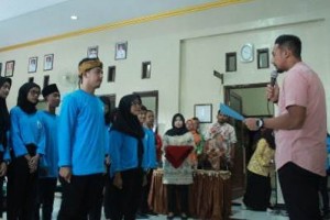 Wabup saat mengukuhkan Posyandu Desa Ragawacana.